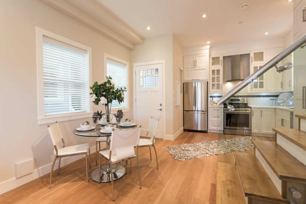 Modern kitchen that was recently repainted with a coat of paint.