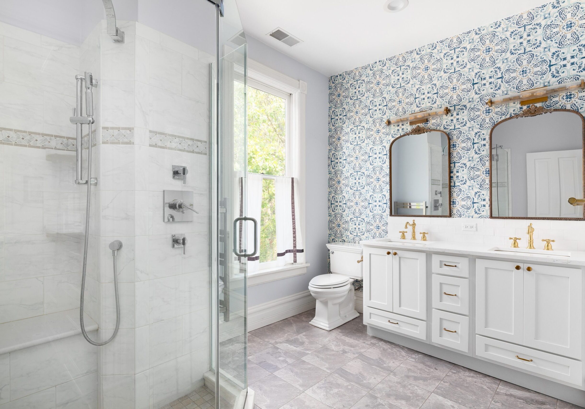 bathroom with wallpaper