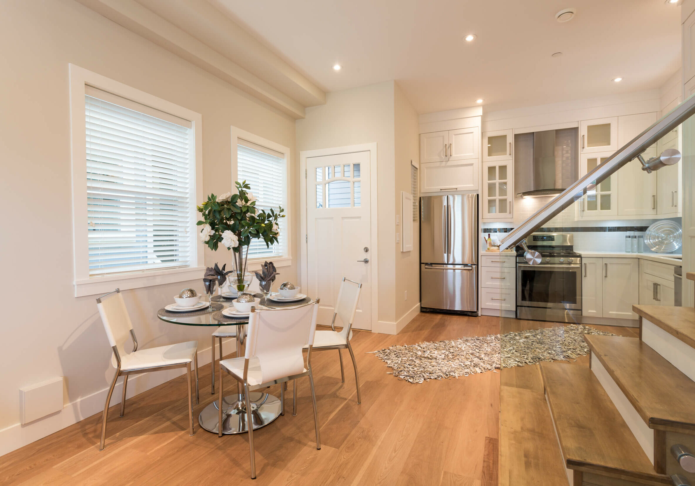 Modern kitchen that was recently repainted with a coat of paint.