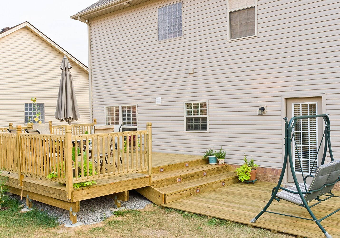 transparent-deck-stain-oak-city-coatings deck with transparent deck stain in Holly Springs, NC